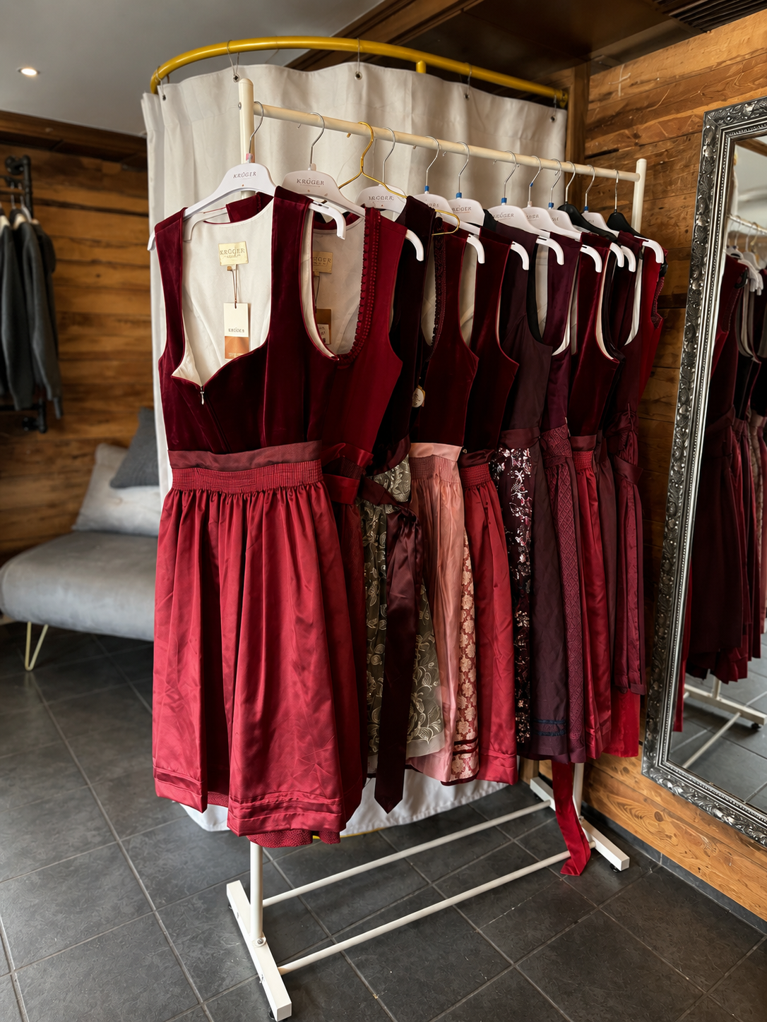 Rote Dirndl bei der Dirnd’l Aktion im Bolt Bier-Art Shop